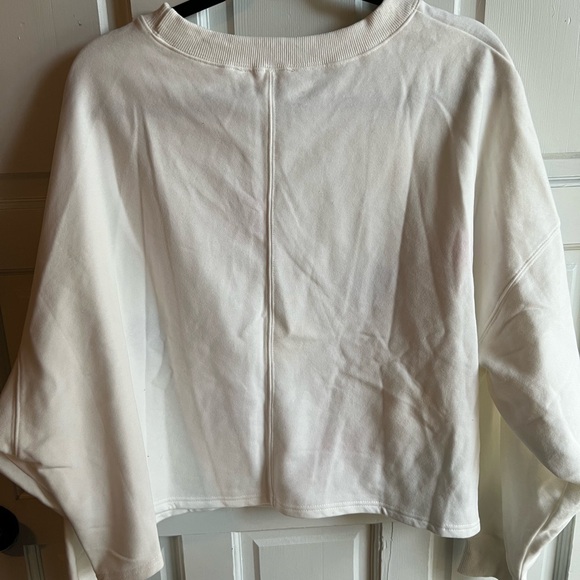 🤩NEW🤩Women’s Crop Heart Patterned White Sweatshirt, Size Medium - Picture 2 of 3